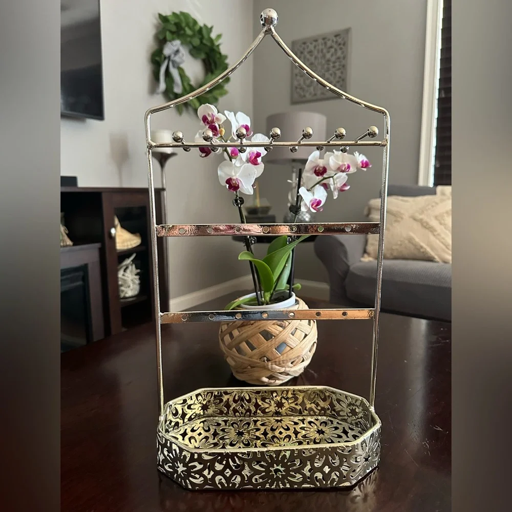 Like new!! Decorative Jewelry holder